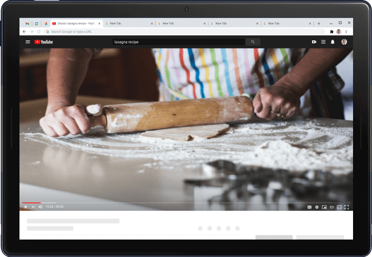 麺棒で生地をこねている人の動画が表示された Pixelbook ノートパソコンと、同じ動画がキャストされたテレビ画面。