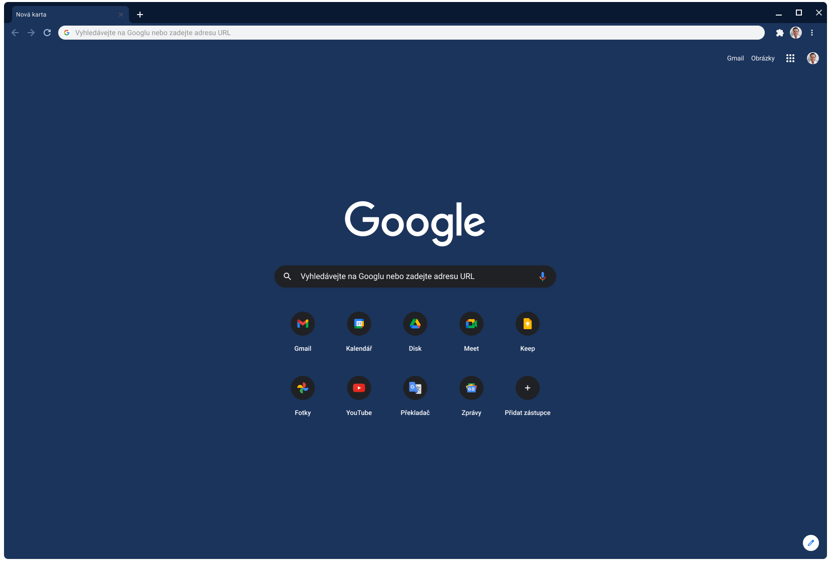Okno prohlížeče Chrome s webem Google.com v břidlicovém motivu.