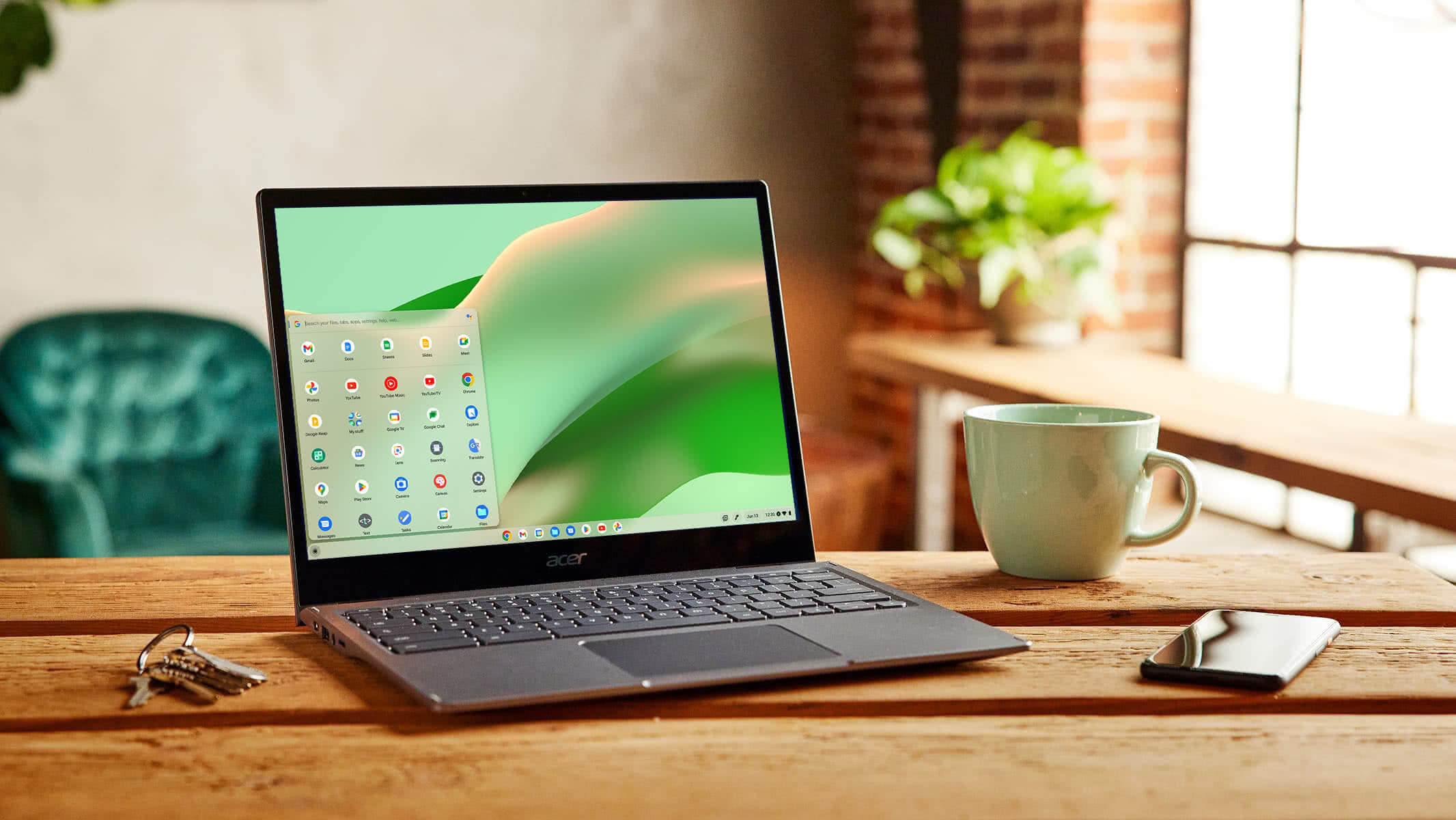 カフェでコンバーチブル型 Chromebook のタッチスクリーンを操作している人。